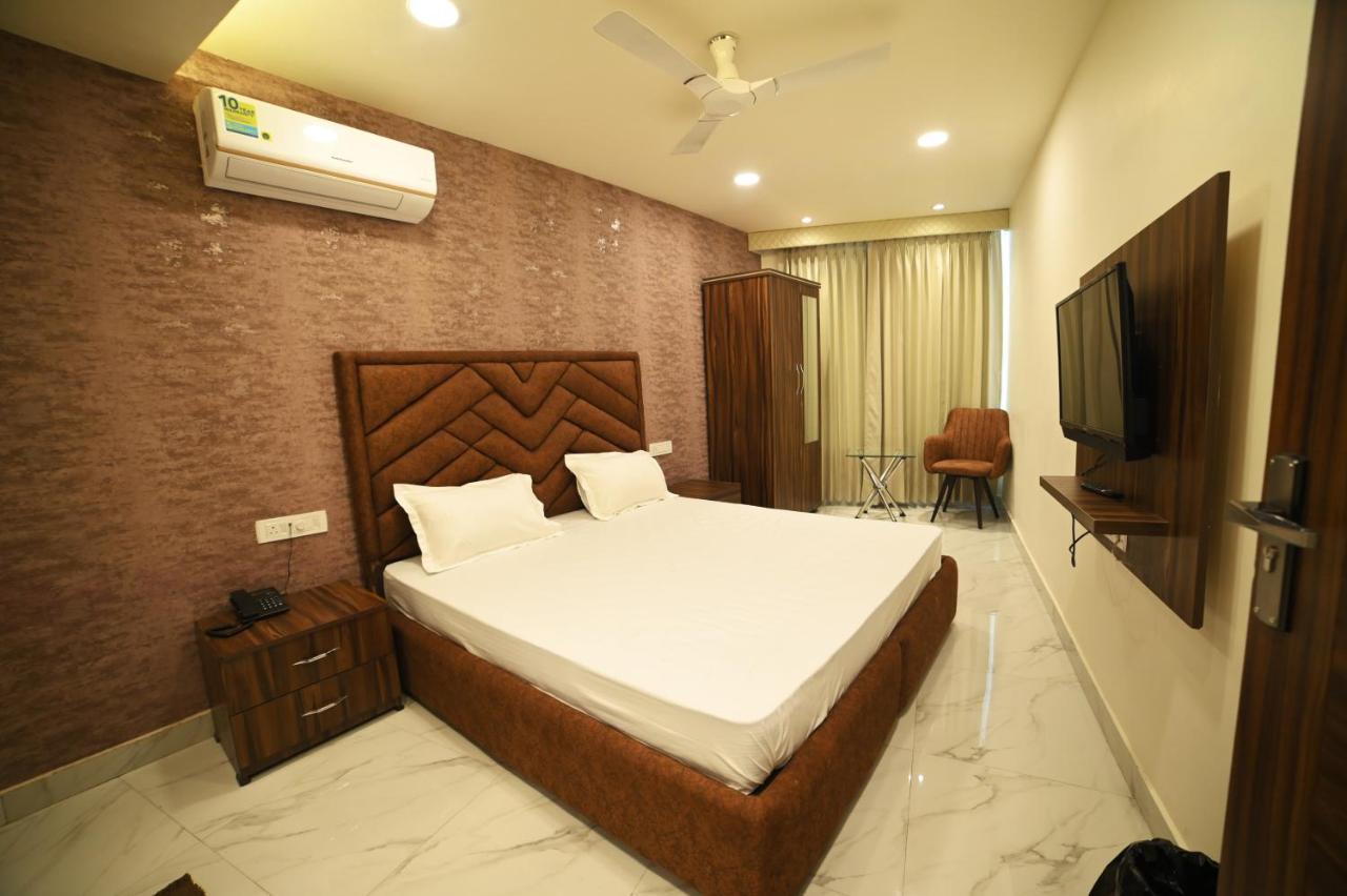 Ovel Hotel Ludhiana Esterno foto