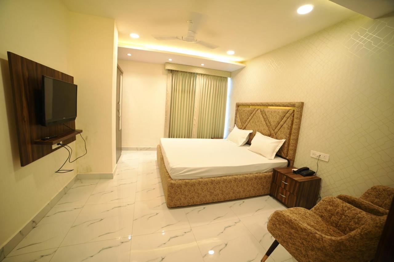 Ovel Hotel Ludhiana Esterno foto
